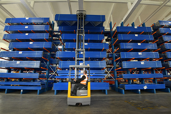 Working well in a warehouse with the Manutan brand