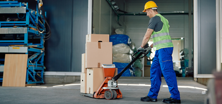 How to use pallet trucks safely